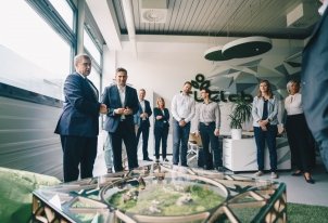 Prof. Uwe Götze (l.) und Wirtschaftsminister Martin Dulig (2.v.l.) im TUClab
