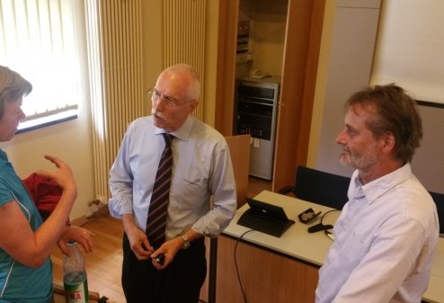 Dr. Alexander von Ardenne (M.) und Dr. Michael Zeuner (r.) im Gespräch mit Gästen der Veranstaltung (Foto: Zauberberg Medien)