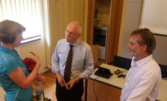 Dr. Alexander von Ardenne (M.) und Dr. Michael Zeuner (r.) im Gespräch mit Gästen der Veranstaltung (Foto: Zauberberg Medien)