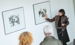 Galeristin Kathrin Lahl bei der Eröffnung der Ausstellung im TCC. (Foto: M. Chlebusch)