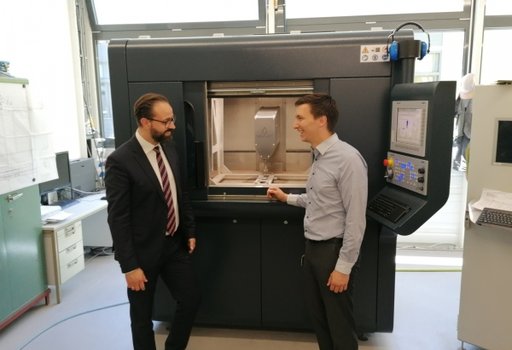 Wissenschaftsminister Sebastian Gemkow im Gespräch mit Markus Dittrich, Geschäftsführer der Novajet GmbH