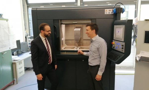 Wissenschaftsminister Sebastian Gemkow im Gespräch mit Markus Dittrich, Geschäftsführer der Novajet GmbH