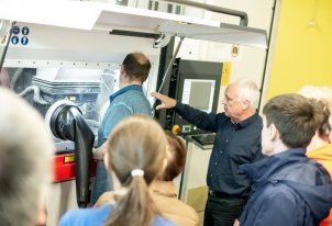 Betreuer der Mathe-Olympiade zu Gast bei der 3D Microprint GmbH. Foto: M. Chlebusch / Zauberberg Medien