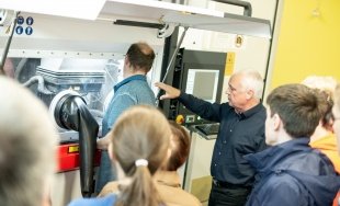 Betreuer der Mathe-Olympiade zu Gast bei der 3D Microprint GmbH. Foto: M. Chlebusch / Zauberberg Medien