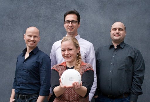 Das Corant-Team mit seiner Erfindung, dem air-Q.