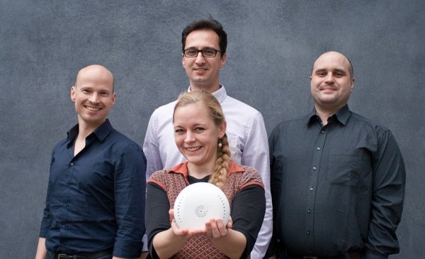 Das Corant-Team mit seiner Erfindung, dem air-Q.