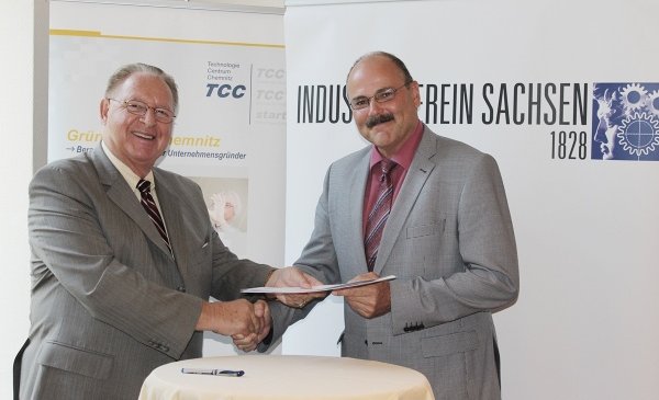 v.l.: Prof. Dr.-Ing. Hans J. Naumann, Präsident des Industrievereins Sachsen 1828 e.V. und Dr.-Ing. Jenz Otto, Geschäftsführer der Technologie Centrum Chemnitz GmbH