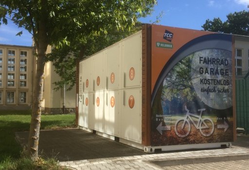 16 Fahrräder und E-Bikes können im VELOBRIX an der Annaberger Straße sicher und trocken parken.