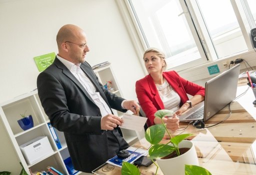 Sachsentalent-Geschäftsführer Dr. Christian Genz und Mitarbeiterin Julia Rothe (Foto: M. Chlebusch/Zauberberg Medien)