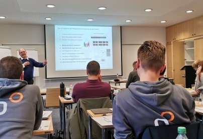 Wie man mit Konzernen verhandelt, erläuterte Coach Hans-Andreas Fein in einem Seminar des TCC.