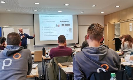 Wie man mit Konzernen verhandelt, erläuterte Coach Hans-Andreas Fein in einem Seminar des TCC.