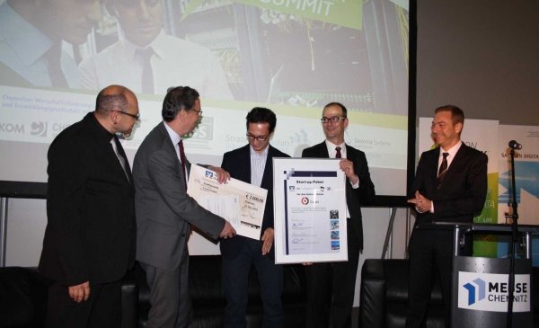 Übergabe des "Start up"-Pakets für Unternehmensgründer an die Corant GmbH am 3. Juni 2016