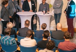 Die Gründer Manuel Dudczig, Jan Frömberg, Peter Streubel und Christoph Alt im Gespräch mit Jens Weber (v.l.n.r.) und Susann Schübel.