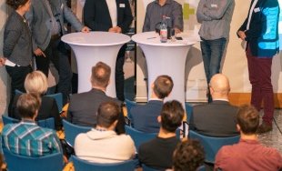 Die Gründer Manuel Dudczig, Jan Frömberg, Peter Streubel und Christoph Alt im Gespräch mit Jens Weber (v.l.n.r.) und Susann Schübel.