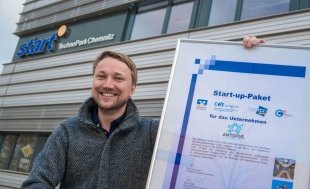 AMtopus-Gründer Dr. Henning Zeidler vor dem Start-up-Gebäude des TCC.