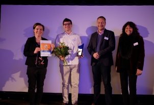 Jens Weber (2.v.r.) kürte den Zweitplatzierten in der Gruppe der Studierenden Abdallah Mola