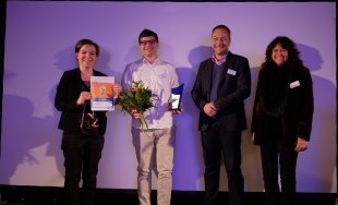 Jens Weber (2.v.r.) kürte den Zweitplatzierten in der Gruppe der Studierenden Abdallah Mola